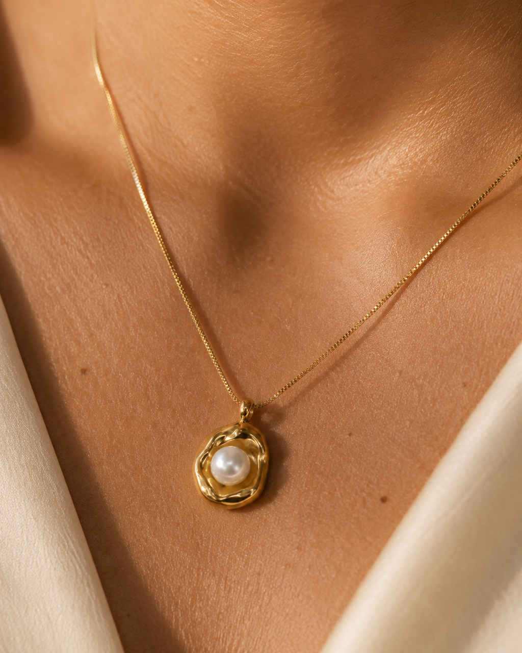 The Pearl Elan Pendant Necklace