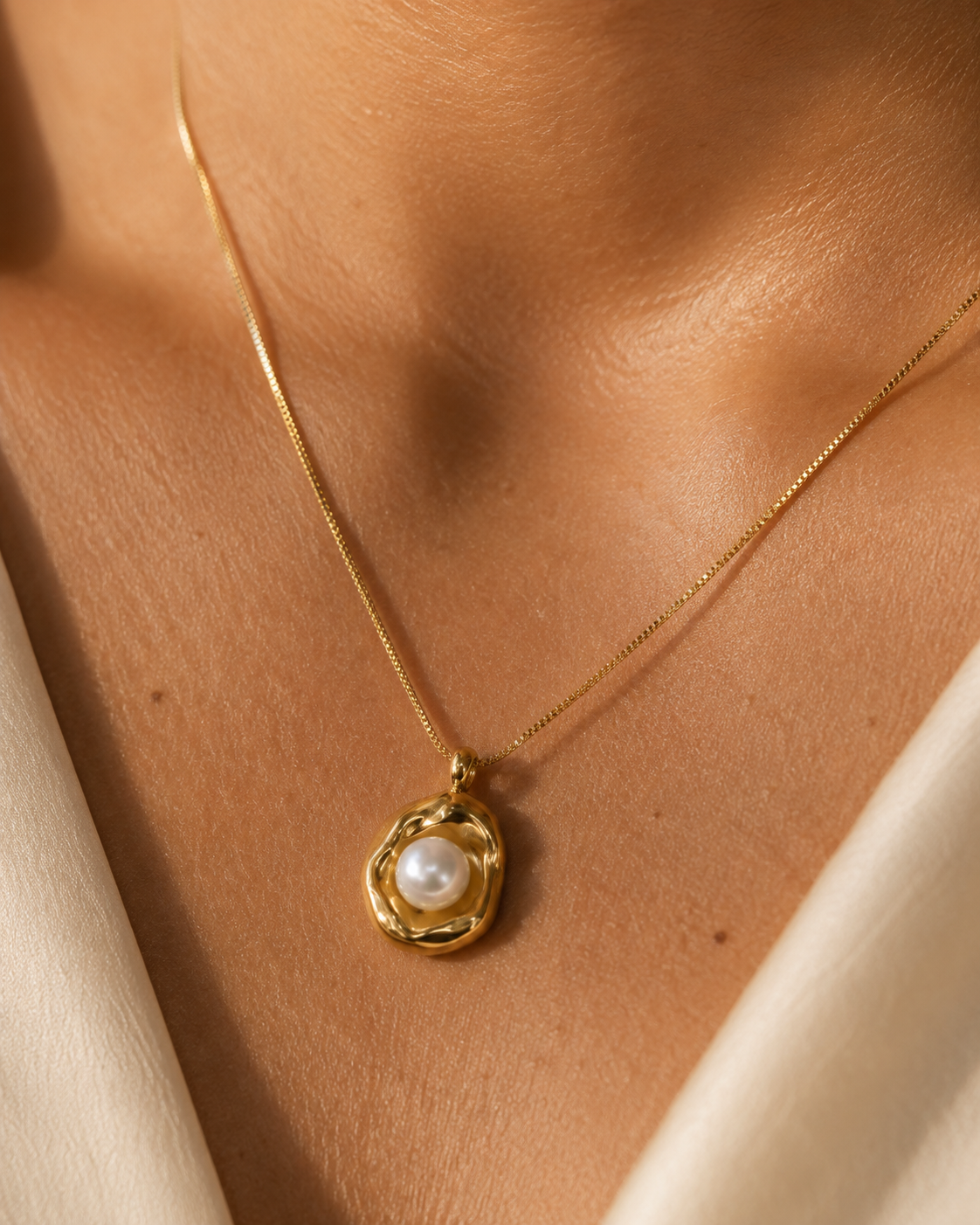 The Pearl Elan Pendant Necklace